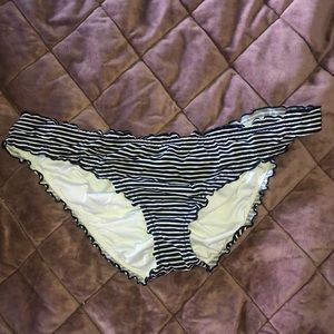 Ruffled swimsuit bottoms